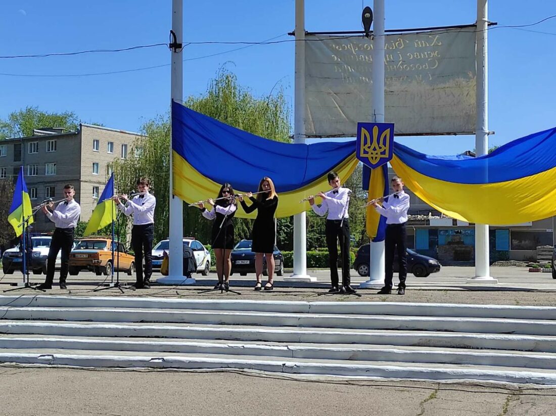 Вільногірці грають на флейтах