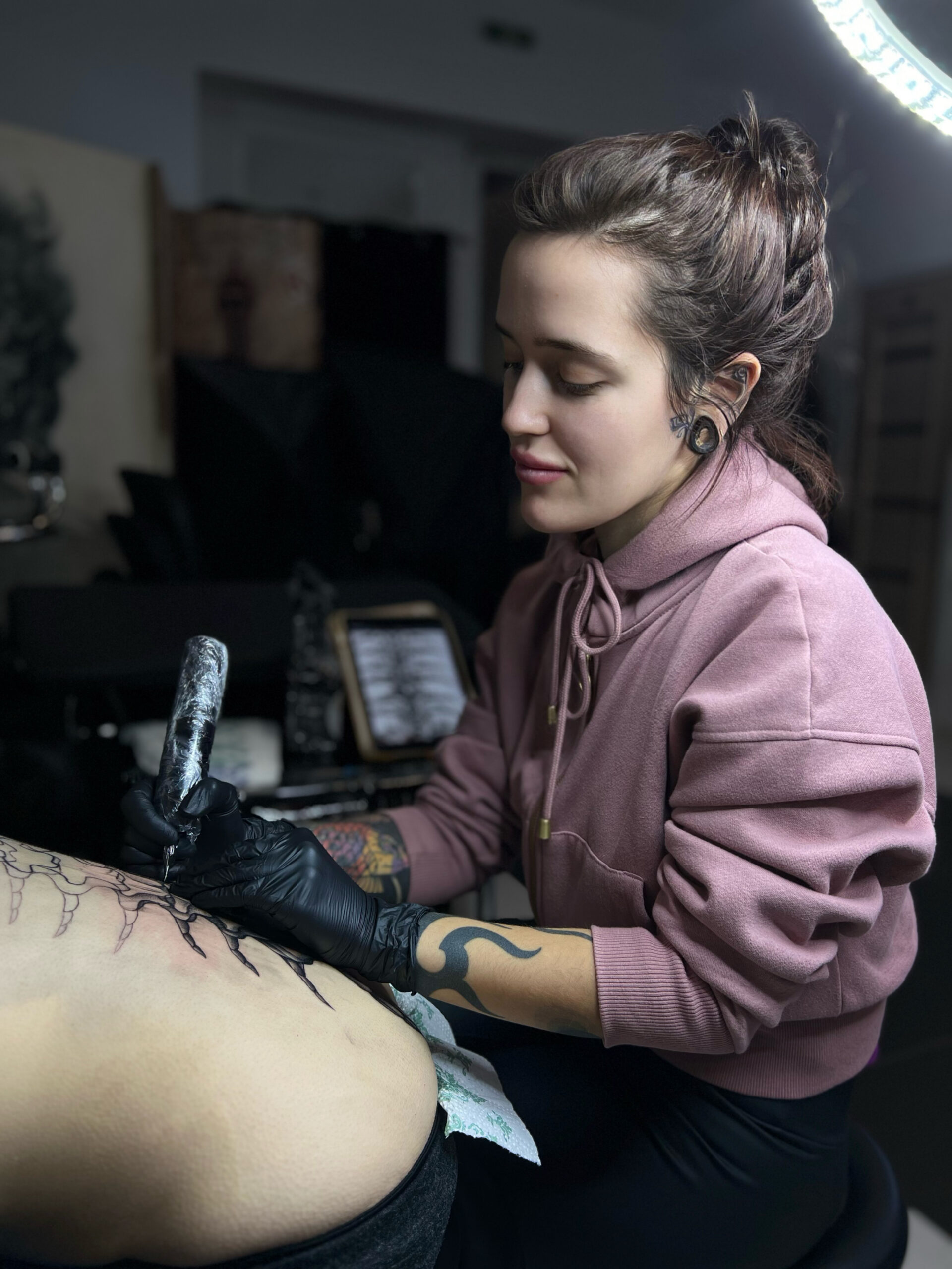 Чоловіче татуювання майстрині