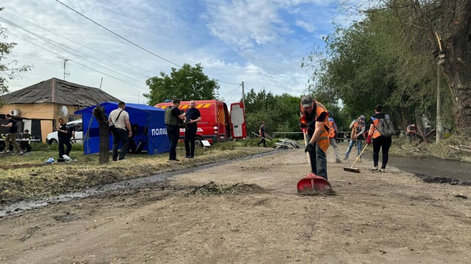 На місці падіння уламків працюють рятувальники