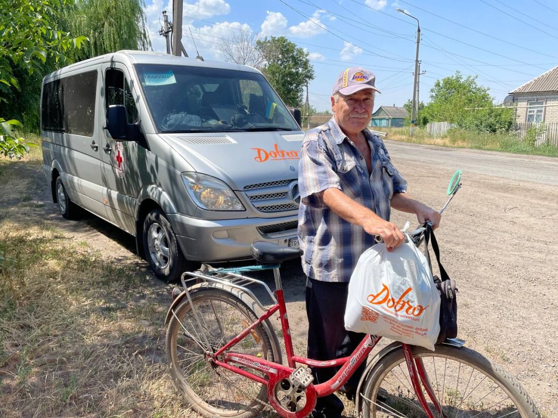 Волонтери ГО роздають гуманітарну допомогу жителям Сіверська/ фото архів Роман Козодой