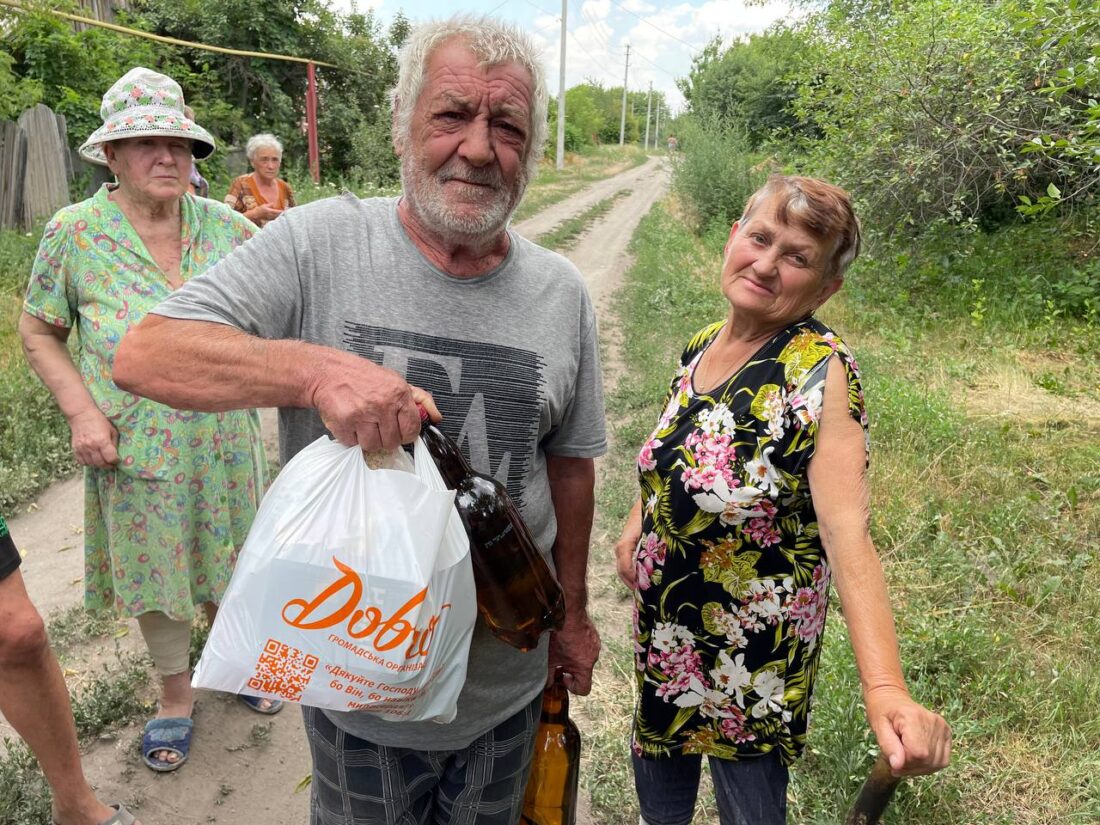 Волонтери ГО роздають гуманітарну допомогу жителям Сіверська/ фото архів Роман Козодой