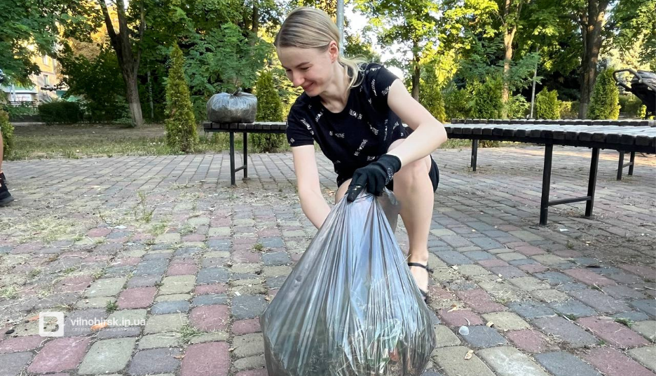 Толока до Дня молоді: активісти прибирають у Вільногірську/ фото Вільногірськ IN.UA