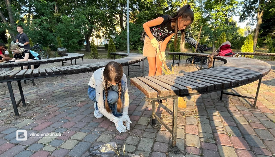 Толока до Дня молоді: активісти прибирають у Вільногірську/ фото Вільногірськ IN.UA