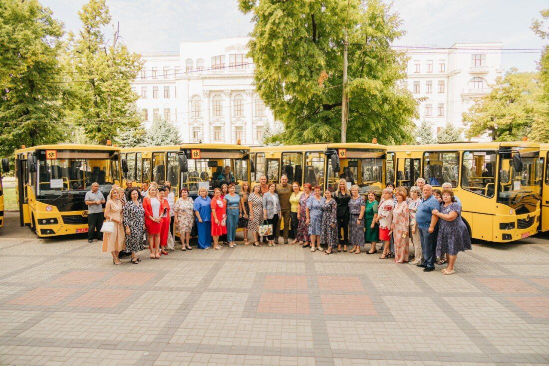 Шкільні автобуси передали громадам Дніпропетровщини