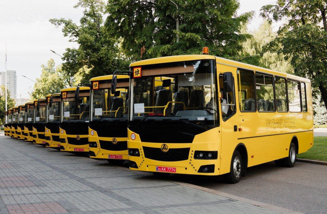 Шкільні автобуси передали громадам Дніпропетровщини