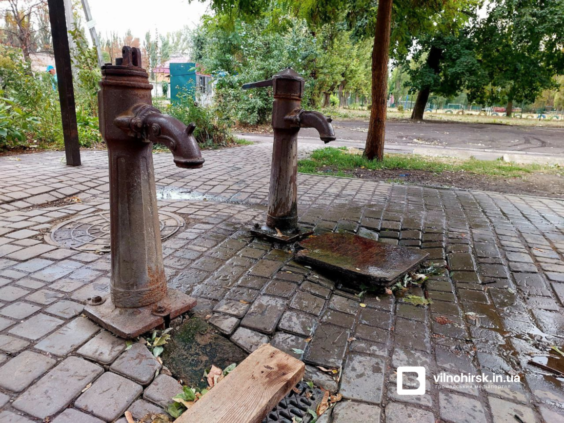 Бювет біля 4 ліцею на якому один з кранів теж не працює