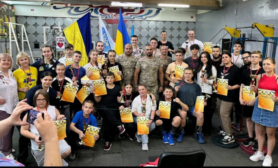 Тренерка Наталія Зінчук разом з вихованцями