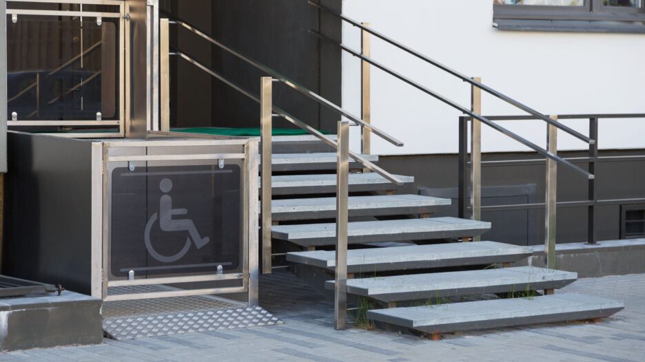 Вільногірськ на шляху до безбар’єрності: журналісти перевірили, наскільки доступне місто фото 1