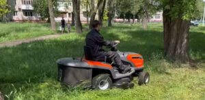 У Вільногірську за мільйон гривень покосять траву: обрали підрядника фото 1