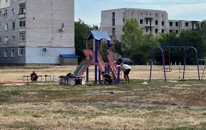 Ремонт майданчика на вулиці Центральна, 81 / фото Ольга Прокопенко