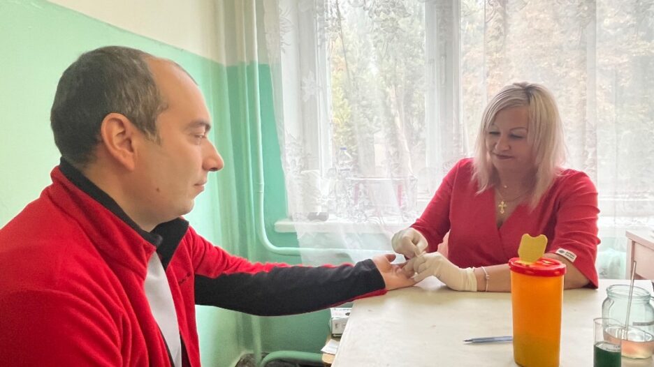Вільногірські донори рятуюття життя: 47 людей здали кров у День донора фото 1