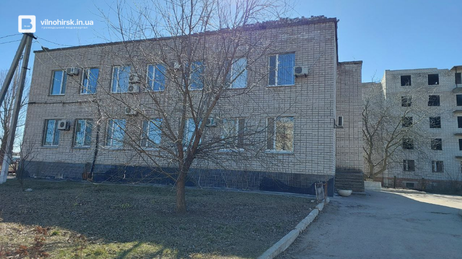 У Вільногірську оновлять покрівлю приміщення для транспорту, що обслуговує бювети фото 1