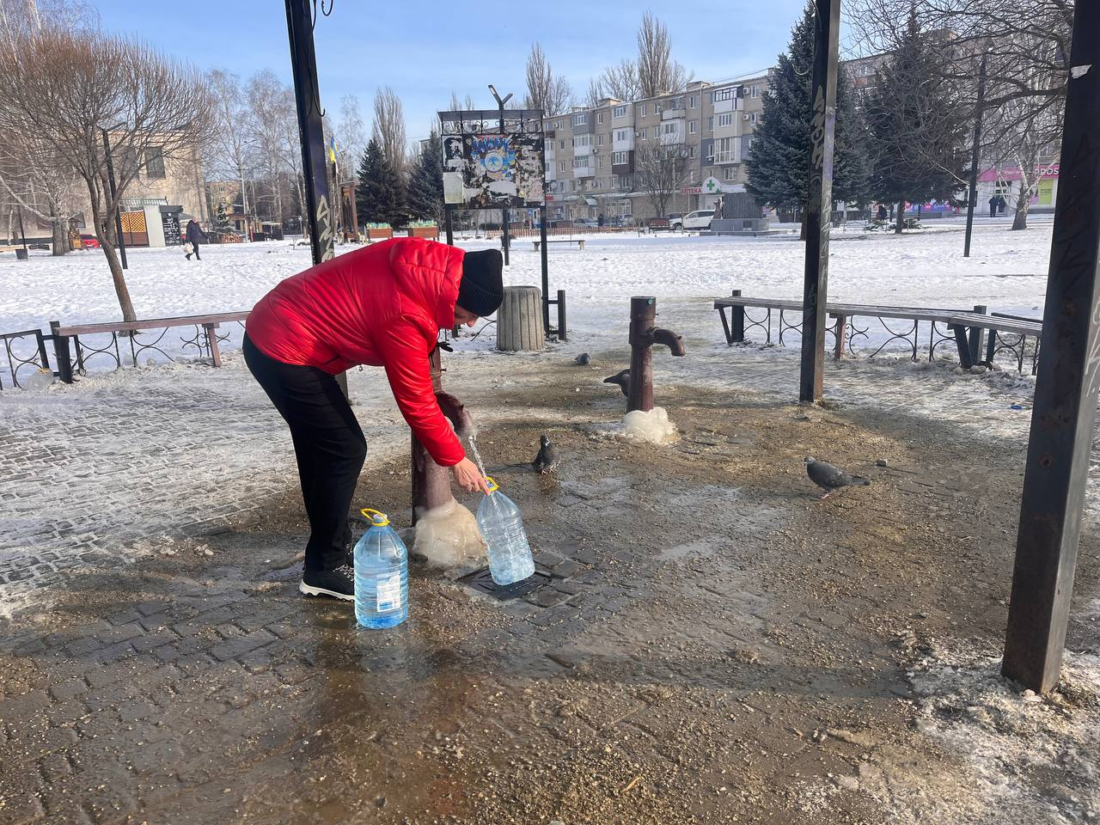 Посипають, але не всюди: яка ситуація з дорогами та тротуарами у Вільногірську фото 4