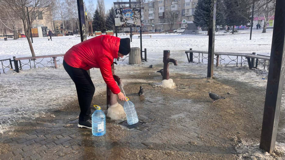 Посипають, але не всюди: яка ситуація з дорогами та тротуарами у Вільногірську фото 1