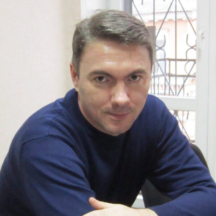 Каток на пероні: після кількох днів ожеледиці працівники Вільногірського залізничного вокзалу нарешті розпочали посипку перону підручними матеріалами фото 5