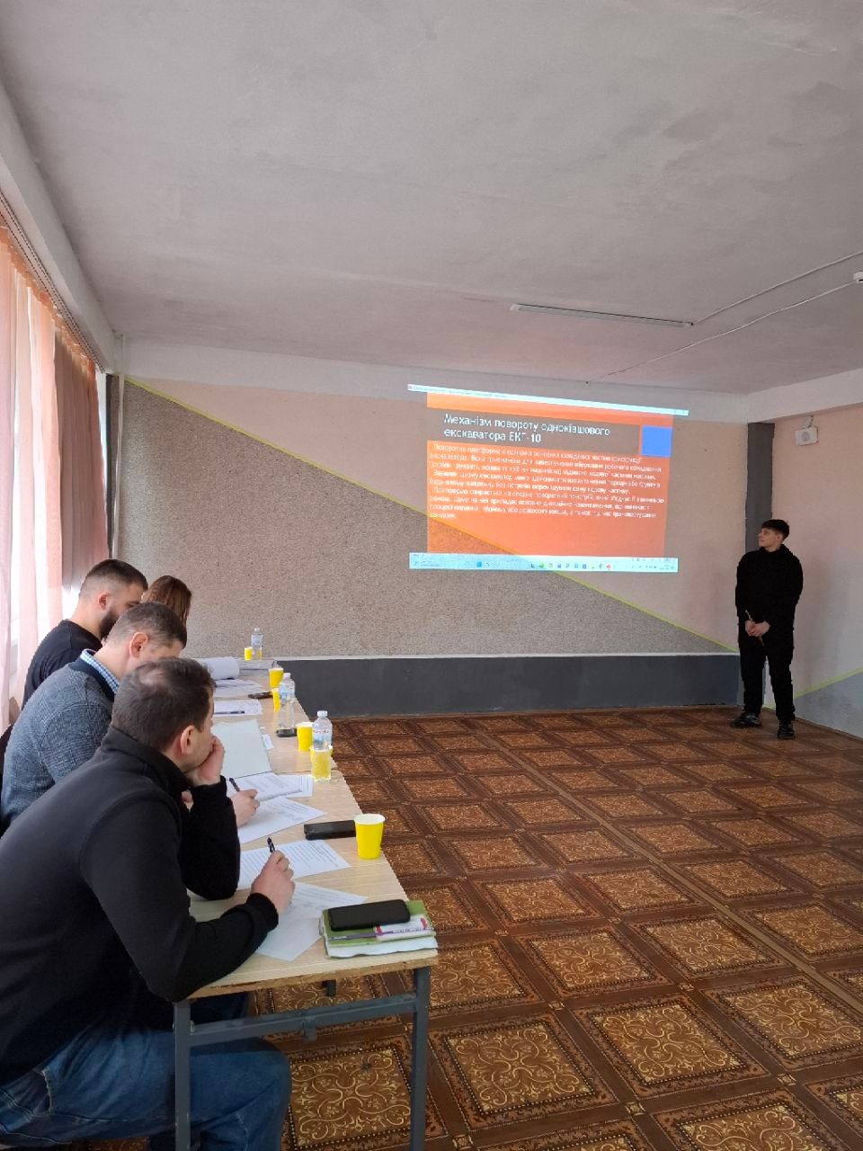 Перший випуск — перші кроки у професійне майбутнє: у ДПТНЗ “ЗДЦ ПТО” відбувся захист дипломних проєктів фото 3