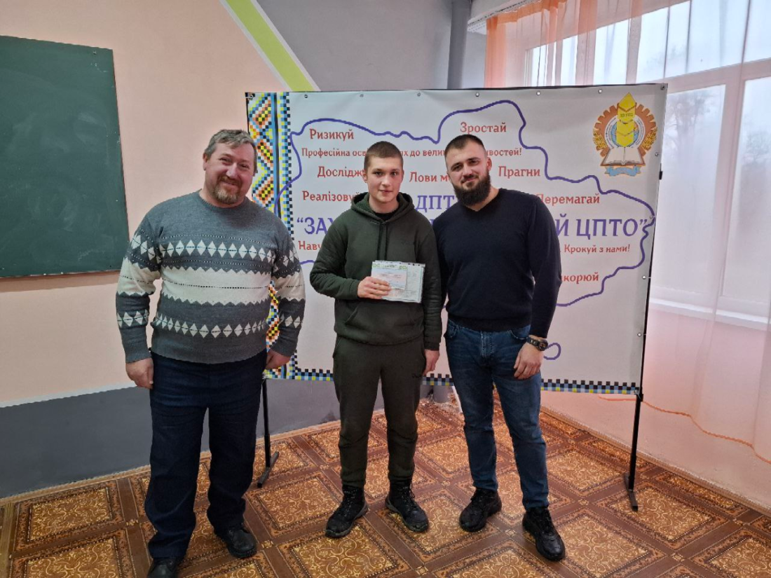 Перший випуск — перші кроки у професійне майбутнє: у ДПТНЗ “ЗДЦ ПТО” відбувся захист дипломних проєктів фото 4