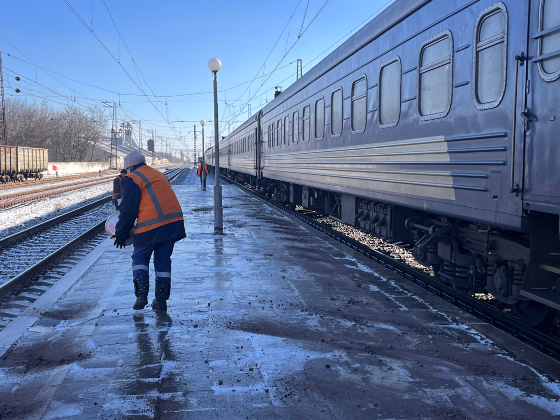 Каток на пероні: після кількох днів ожеледиці працівники Вільногірського залізничного вокзалу нарешті розпочали посипку перону підручними матеріалами фото 4