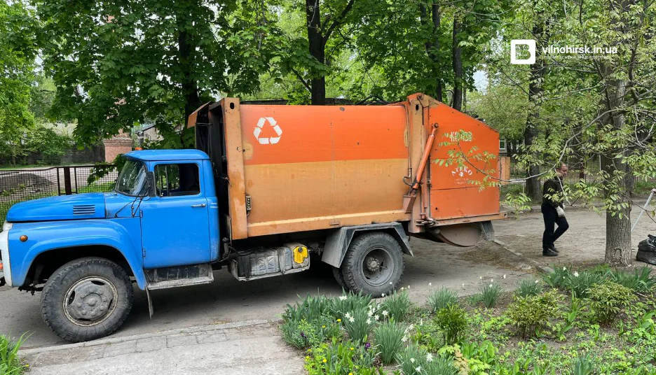 Сміттевоз, або гроші: у Вільногірську обмежили фінансування “Жилкомсервісу” допоки мусор не почнуть вивозити спеціальним транспортом фото 1