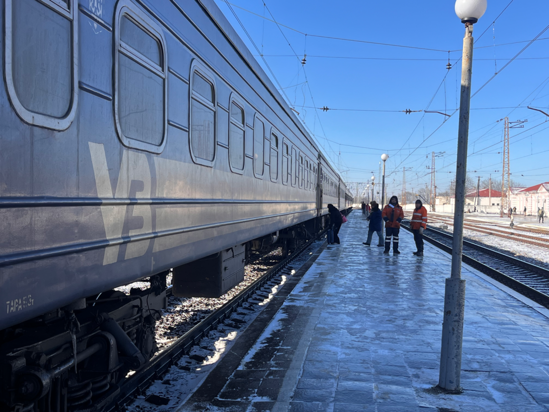 Каток на пероні: після кількох днів ожеледиці працівники Вільногірського залізничного вокзалу нарешті розпочали посипку перону підручними матеріалами фото 6
