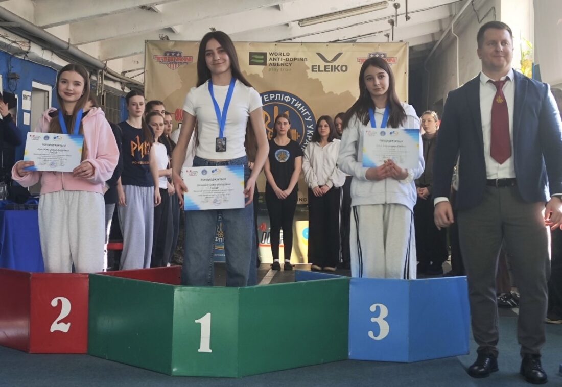 Срібний тріумф у Дніпрі: вихованці вільногірської КДЮСШ “Авангард” серед кращих пауерліфтерів області фото 2