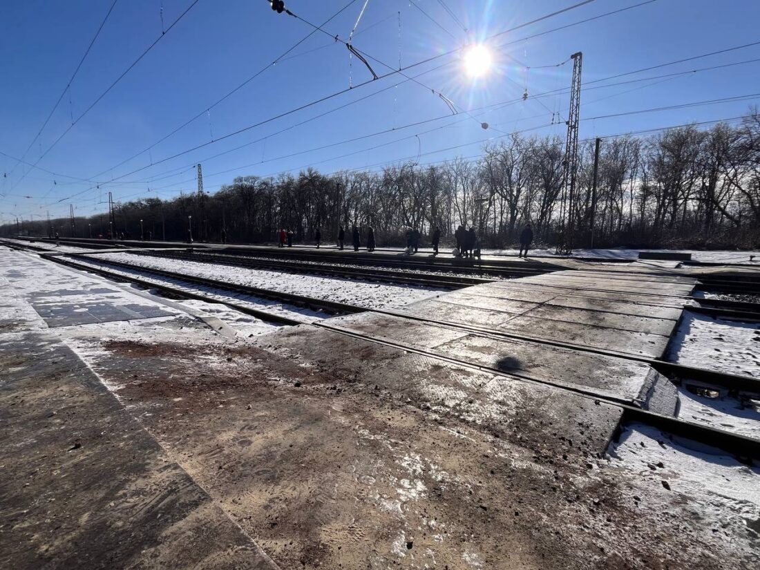 Після кількох днів ожеледиці розпочали посипку перона