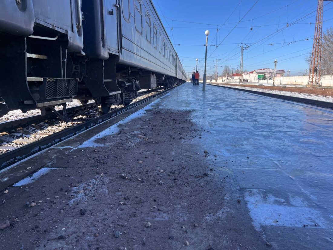 Каток на пероні: після кількох днів ожеледиці працівники Вільногірського залізничного вокзалу нарешті розпочали посипку перону підручними матеріалами фото 5