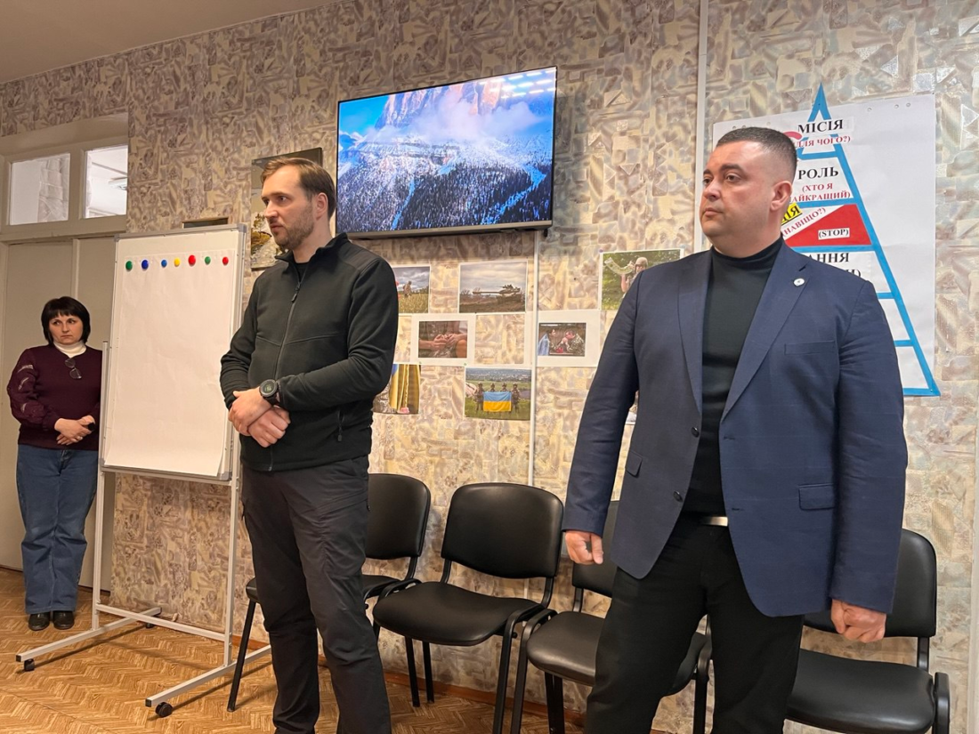 Зустріч з ветеранами та родинами військових: у Вільногірську відбувся виїзний прийом Омбудсмана за участі радника з питань ветеранів Максима Шункіна фото 2