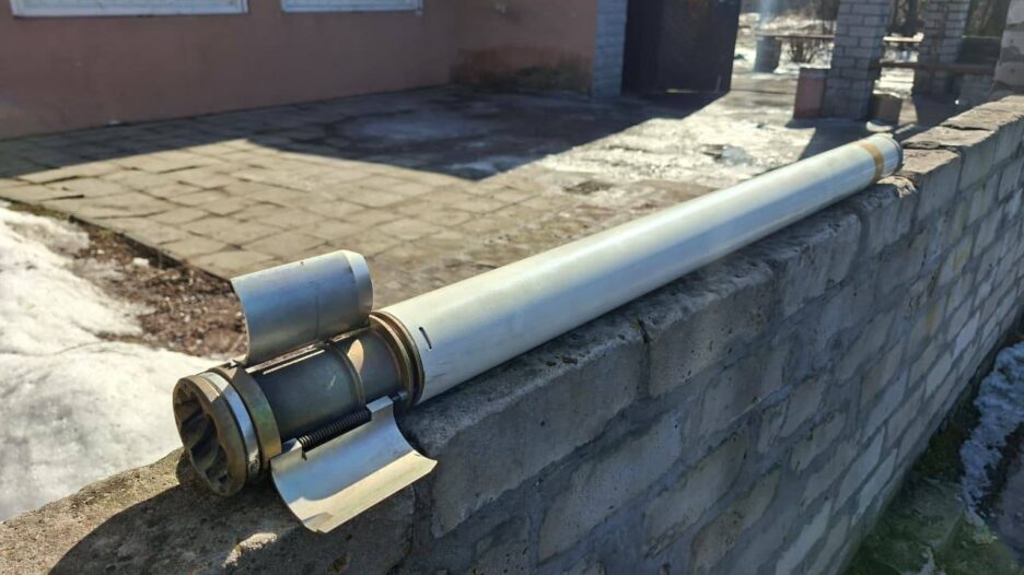 Риболовля з “сюрпризом”: у Вільногірську чоловік привіз ракету в електричці прямо на вокзал фото 1