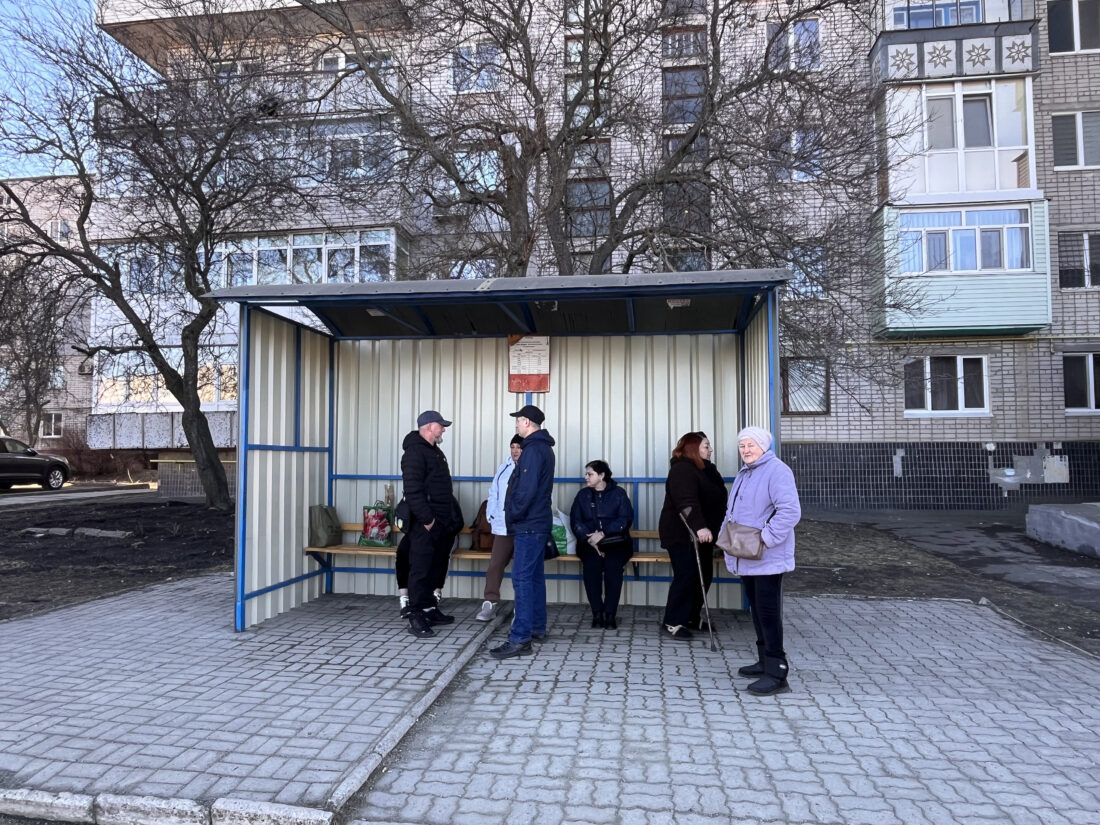 У Вільногірську оновили зупинку на вулиці Центральна: громада та волонтери об’єдналися заради комфорту містян фото 2