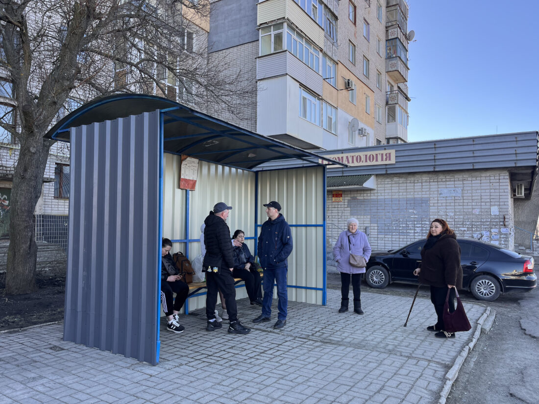 У Вільногірську оновили зупинку на вулиці Центральна: громада та волонтери об’єдналися заради комфорту містян фото 4