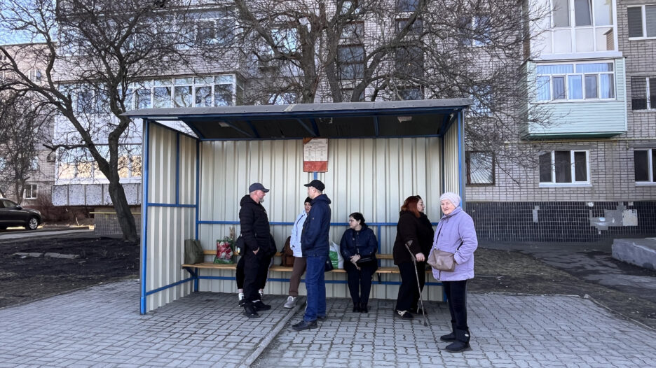 У Вільногірську оновили зупинку на вулиці Центральна: громада та волонтери об’єдналися заради комфорту містян фото 1