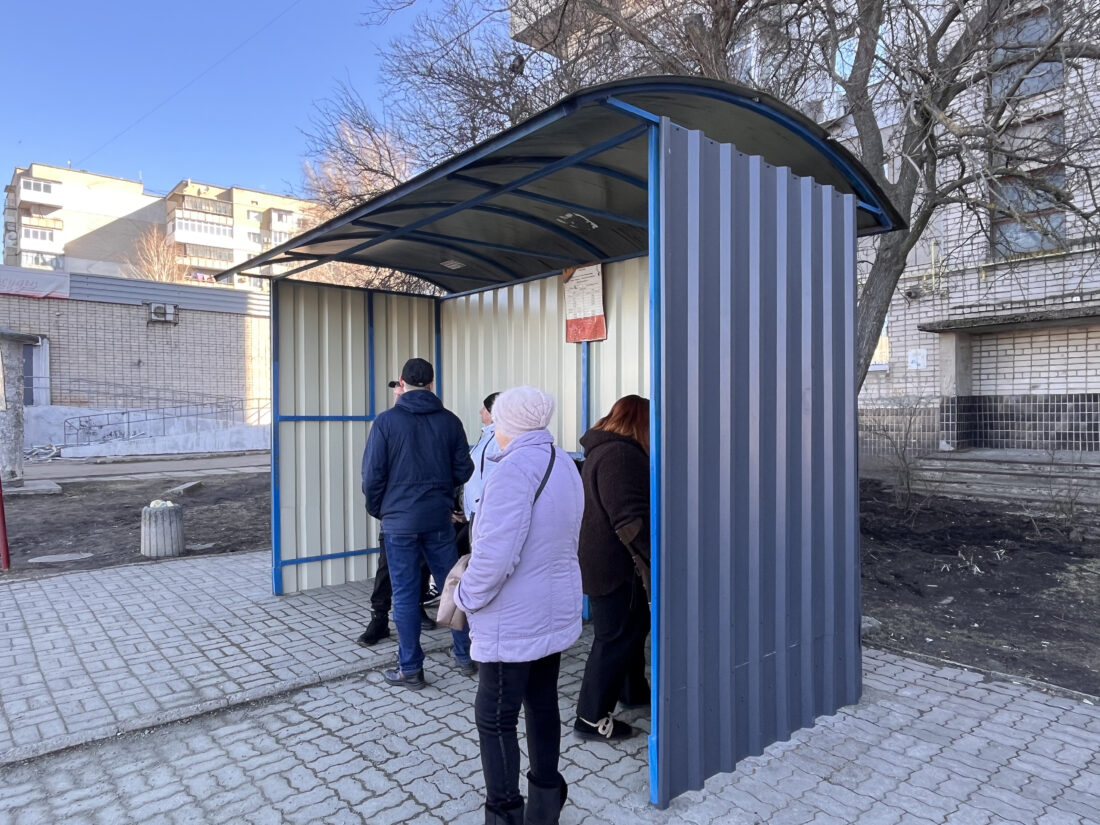 У Вільногірську оновили зупинку на вулиці Центральна: громада та волонтери об’єдналися заради комфорту містян фото 3
