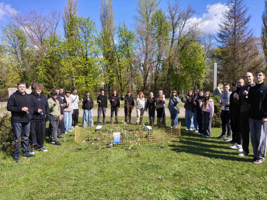 У Вільногірську відкрили місце пам’яті загиблим дітям України: історії матерів із Маріуполя та Бучі зворушили до сліз фото 14