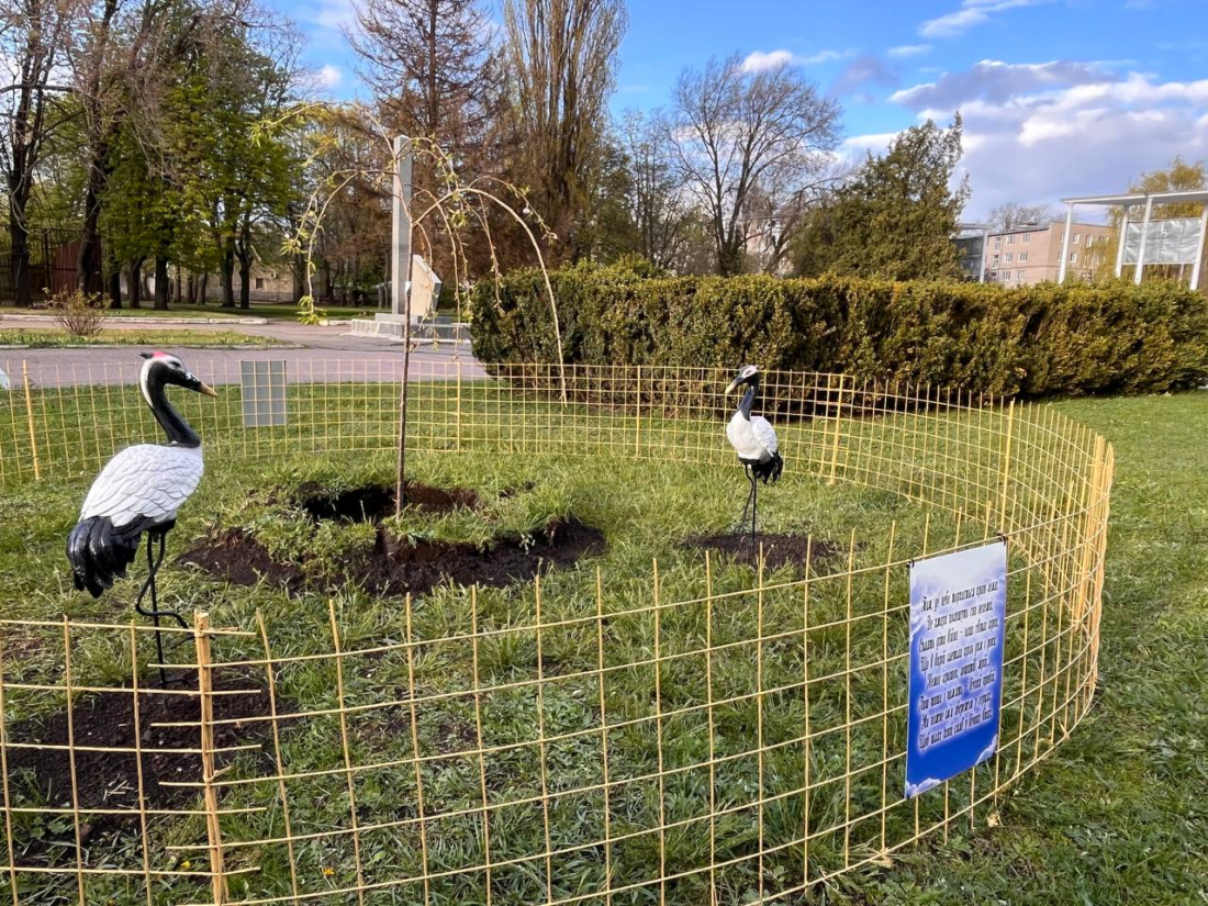 У Вільногірську відкрили місце пам’яті загиблим дітям України: історії матерів із Маріуполя та Бучі зворушили до сліз фото 17