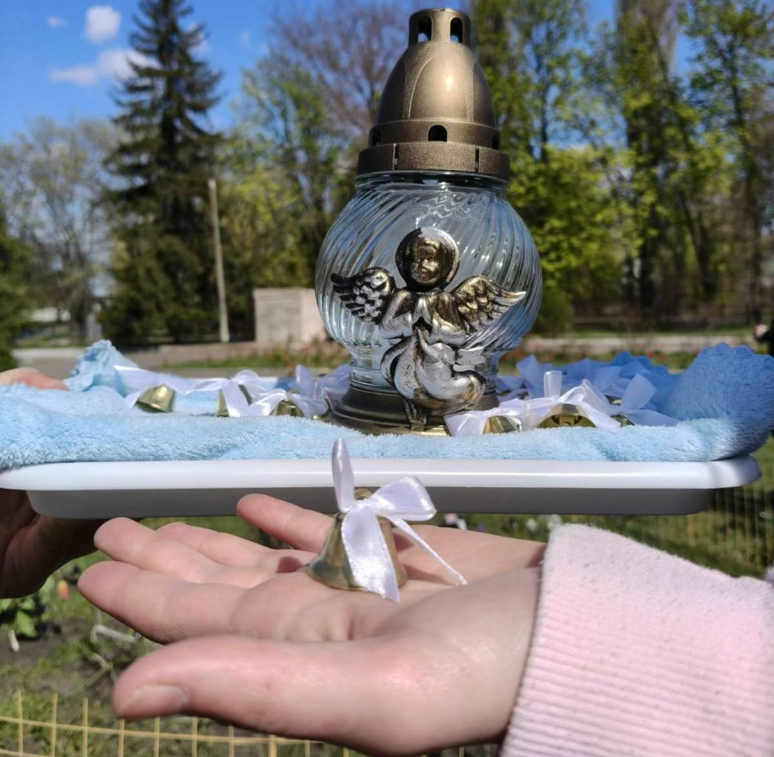 У Вільногірську відкрили місце пам’яті загиблим дітям України: історії матерів із Маріуполя та Бучі зворушили до сліз фото 20