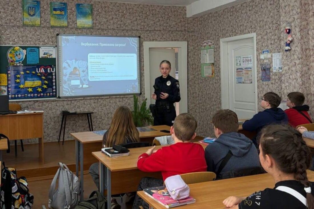 У Камʼянському поліція навчає молодь кібер-безпеці фото 7