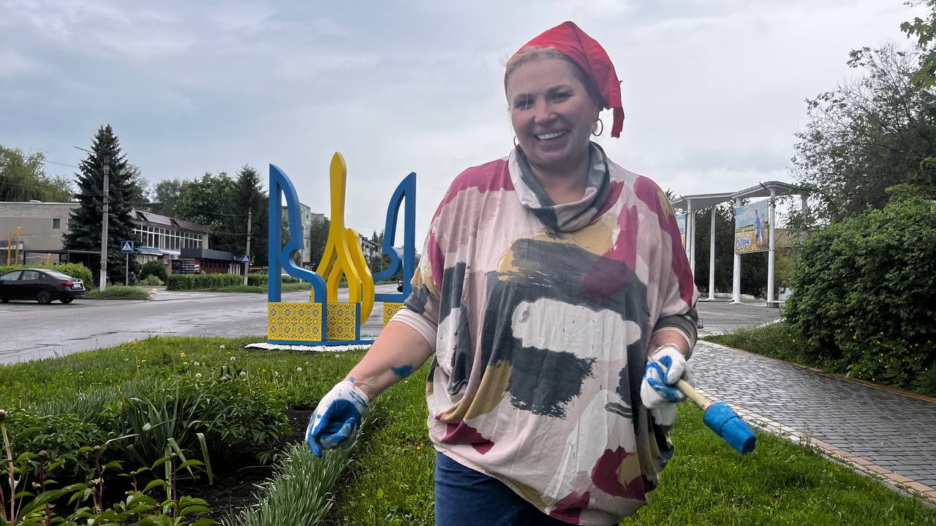 Від Тризуба до клумб: як у Вільногірську депутатка Олена Новікова власноруч змінює міський простір фото 1