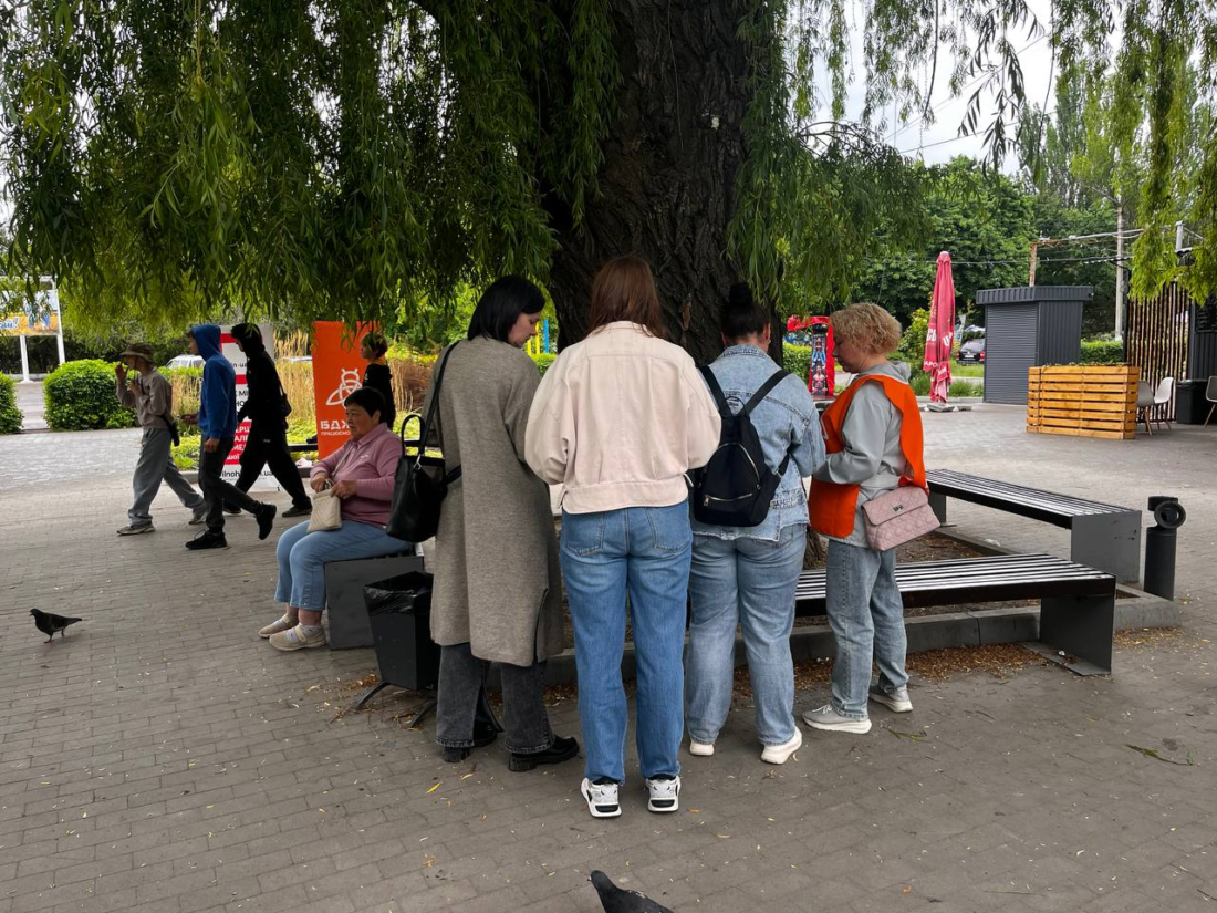 Потяг проходить повз, а люди їдуть через пів області: у Вільногірську збирають підписи за зупинку рейсу Дніпро-Львів фото 4