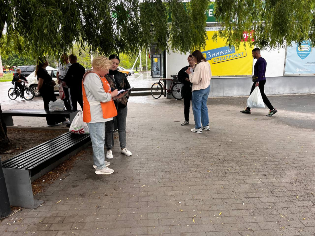 Потяг проходить повз, а люди їдуть через пів області: у Вільногірську збирають підписи за зупинку рейсу Дніпро-Львів фото 5