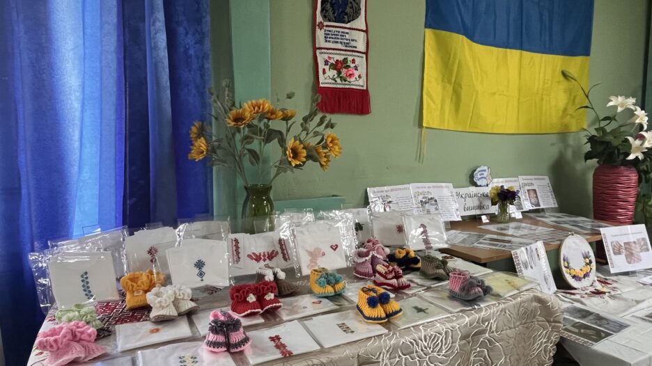 “Народжені у вишиванках”: у Вільногірську об’єдналися покоління задля створення перших оберегів для немовлят фото 1