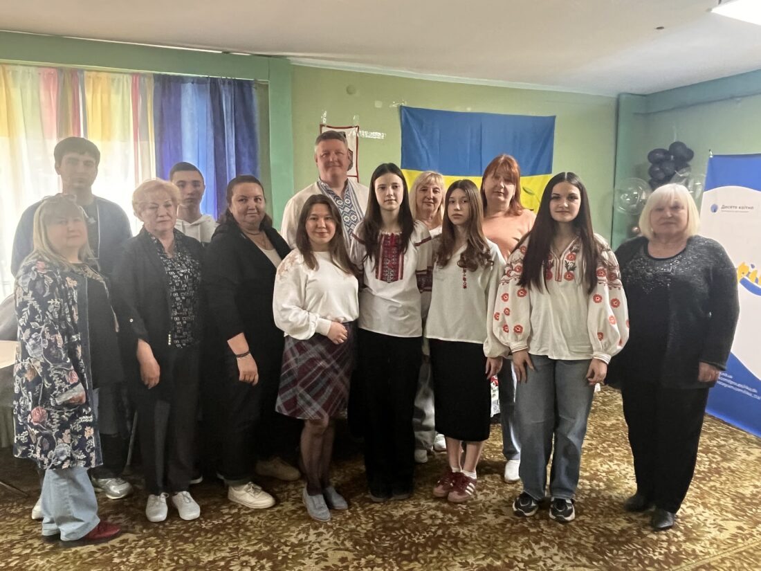 “Народжені у вишиванках”: у Вільногірську об’єдналися покоління задля створення перших оберегів для немовлят фото 2