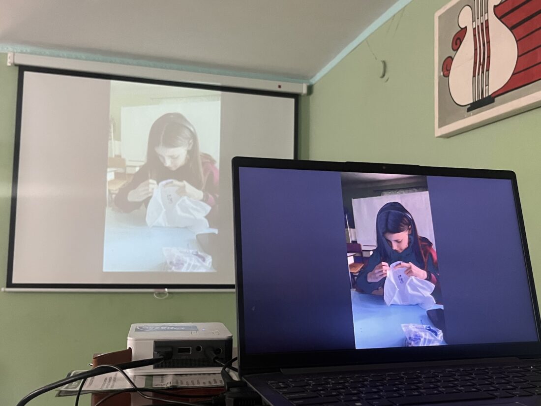 “Народжені у вишиванках”: у Вільногірську об’єдналися покоління задля створення перших оберегів для немовлят фото 4