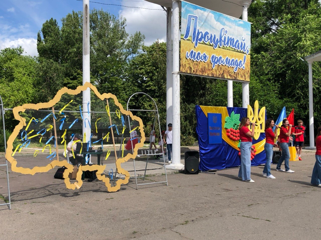 Конституція, пам’ять і єдність: як у Вільногірську відзначили День Конституції України фото 2