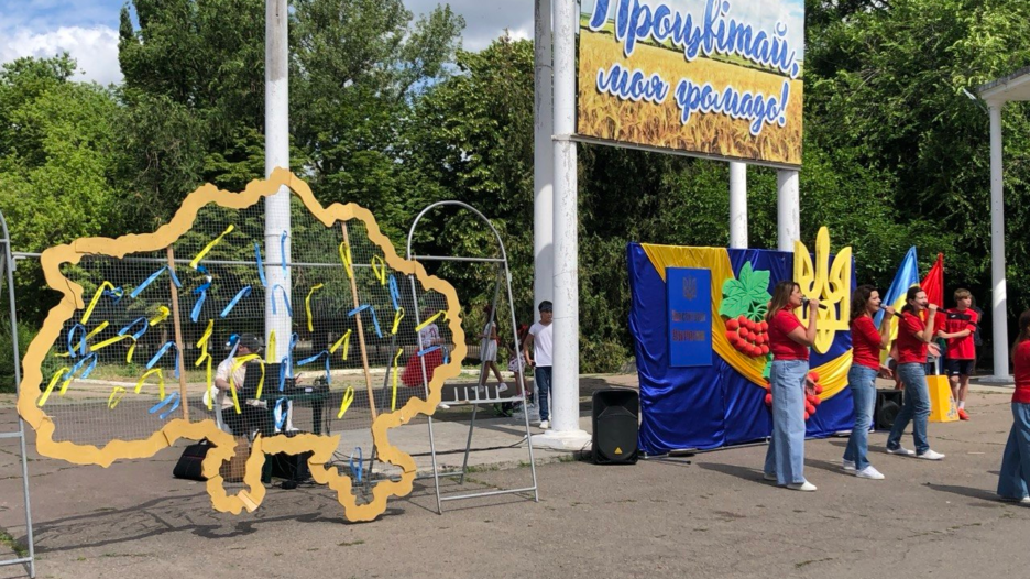 Конституція, пам’ять і єдність: як у Вільногірську відзначили День Конституції України фото 1