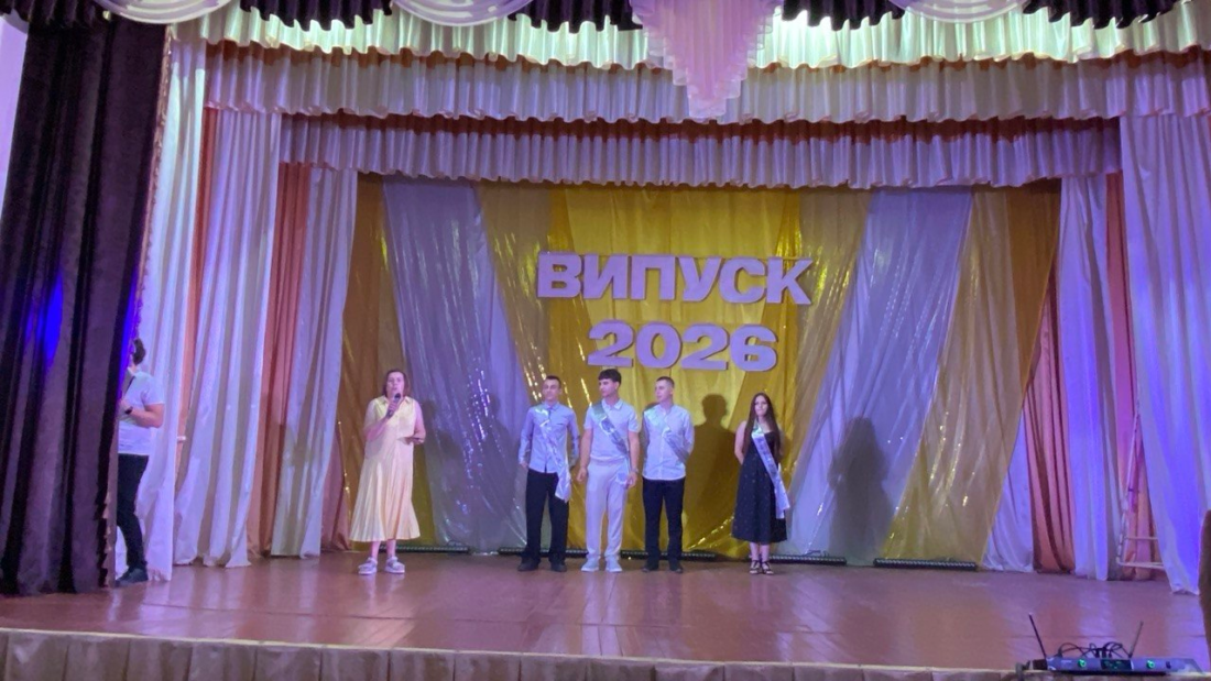 “Не бійтеся бути білими воронами”: у Вільногірському фаховому коледжі відбувся випускний із нагородами, гумором і щирими побажаннями фото 6