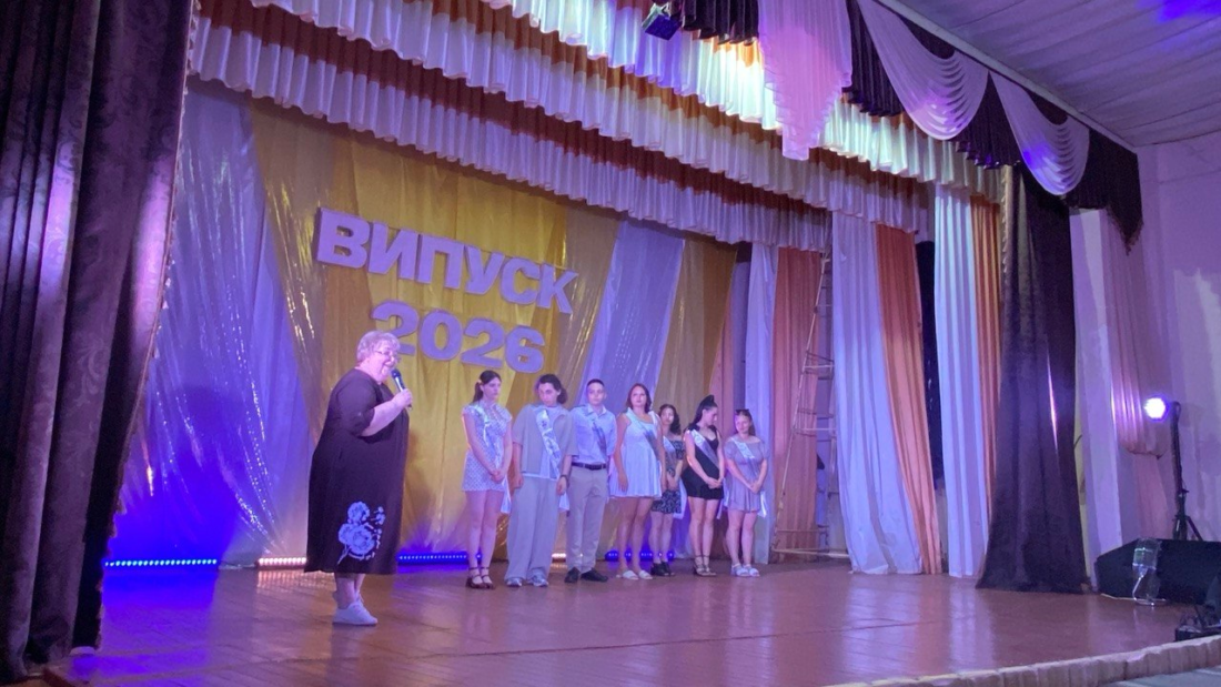 “Не бійтеся бути білими воронами”: у Вільногірському фаховому коледжі відбувся випускний із нагородами, гумором і щирими побажаннями фото 7
