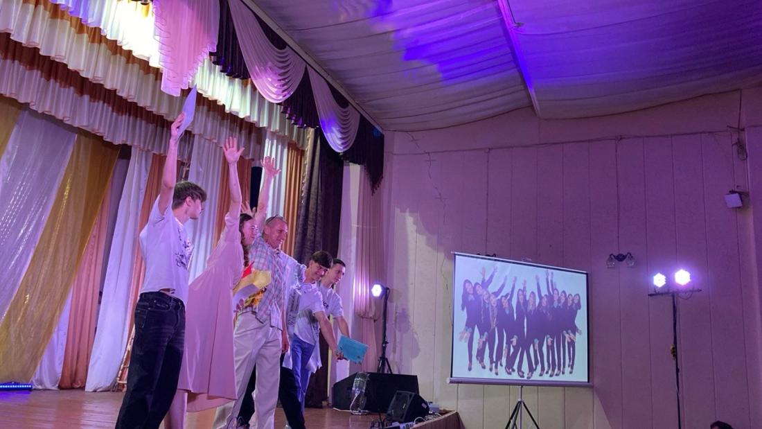 “Не бійтеся бути білими воронами”: у Вільногірському фаховому коледжі відбувся випускний із нагородами, гумором і щирими побажаннями фото 14