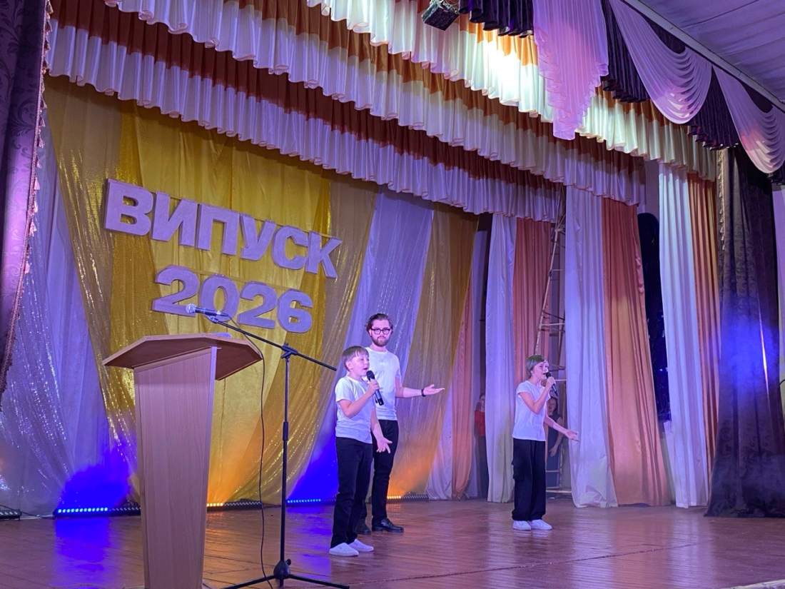 “Не бійтеся бути білими воронами”: у Вільногірському фаховому коледжі відбувся випускний із нагородами, гумором і щирими побажаннями фото 19