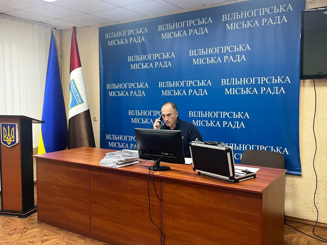 У будівлі виконкому напали на міського голову Вільногірська фото 2